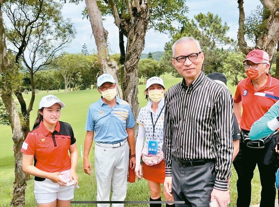 國寶集團總裁朱國榮(右前)要讓高爾夫球場變得更多元。圖／陳志光、國寶集團