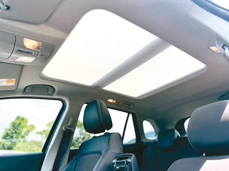 ALLGRIP車型標準配備全景式天窗，為車室帶來寬敞明亮的自然氛圍。圖／陳志光
