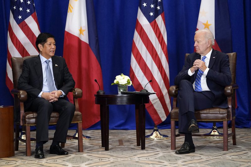 美國總統拜登和菲律賓總統小馬科斯在紐約聯合國大會期間，在場邊舉行了首次面對面會談。美聯社