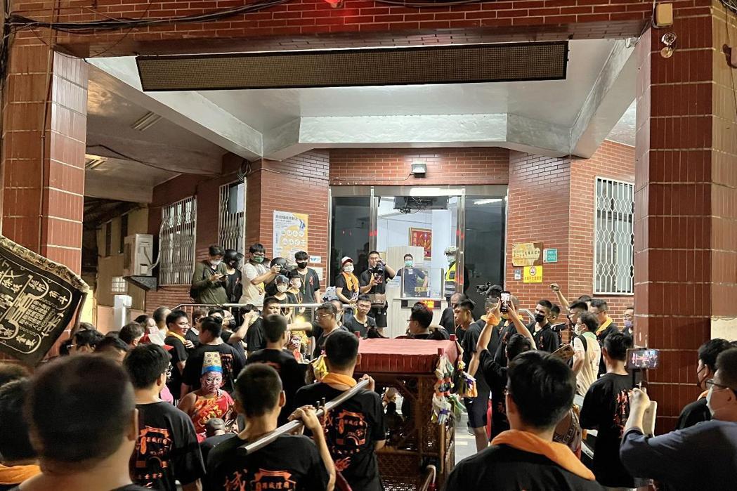今年夜巡，城隍大駕蒞臨震驚社會的台南殺警案殉職員警任職的民權派出所。 圖／作者拍攝