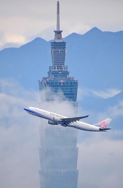 鄭家政作品《飛越台北》呈現雲霧中台北101及客機起飛畫面。 中原大學/提供