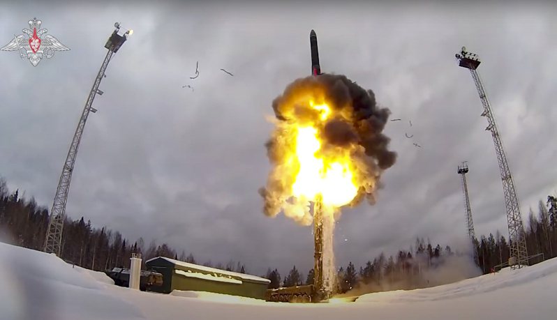 俄國總統普亭在21日的全國演說中暗示不排除使用核武，升高全球緊張態勢。圖為俄國試射洲際彈道飛彈資料照片。美聯社