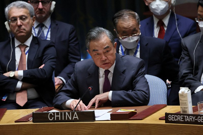 對於當今烏克蘭局勢，中國國務委員兼外長王毅（中）22日在聯合國安理會烏克蘭問題外長會上提出「四點主張」，強調當務之急是當事方儘快恢復對話。 路透社