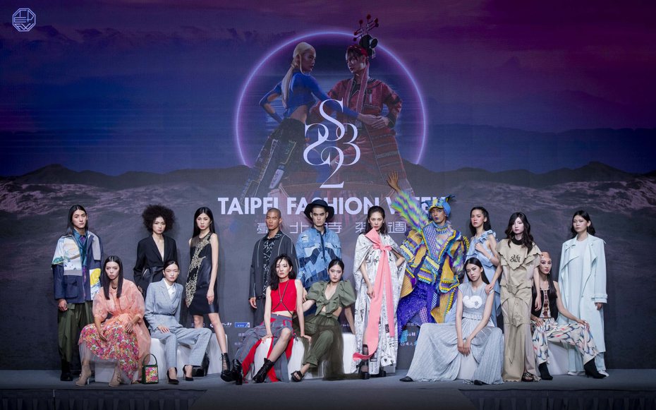 2022台北時裝週SS23將在10月盛大舉行，23日在台北舉行展前記者會，多個台灣品牌共同預展走秀，由模特兒們詮釋設計師時尚作品。（文化部提供）中央社記者王寶兒傳真  111年9月23日 中央通訊社