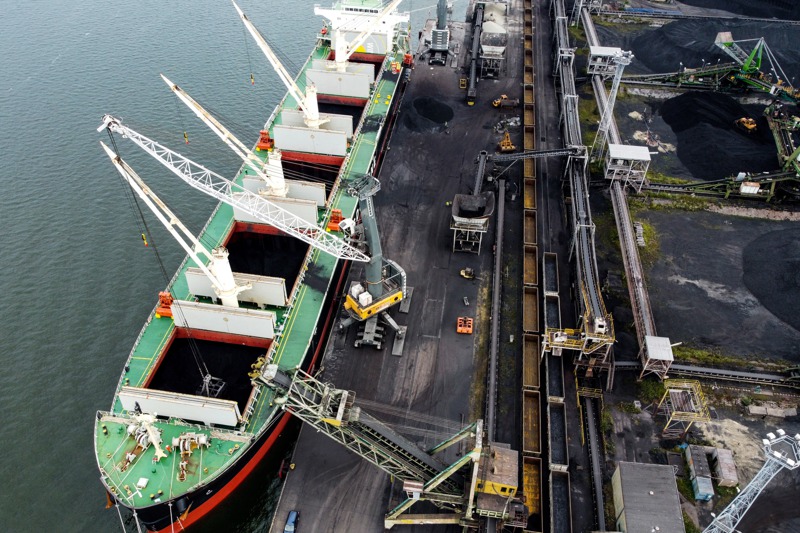 歐盟在俄國侵烏後4個月內從澳洲、南非和印尼大舉進口燃煤，圖為7月下旬一艘載運南非煤炭貨船停靠在波蘭的斯文諾契港。歐新社
