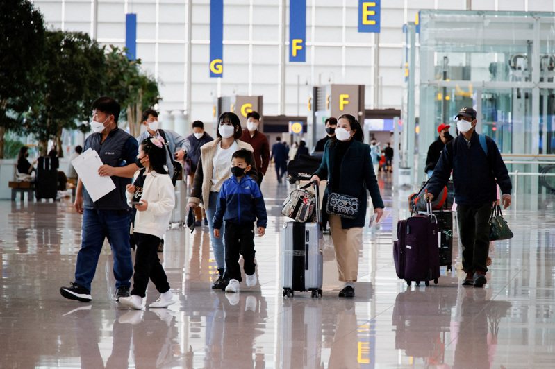 韓聯社報導，南韓國務總理韓悳洙23日表示政府已決定從下周開始取消所有戶外強制戴口罩的規定，因為該國「明顯克服新冠疫情」。路透
