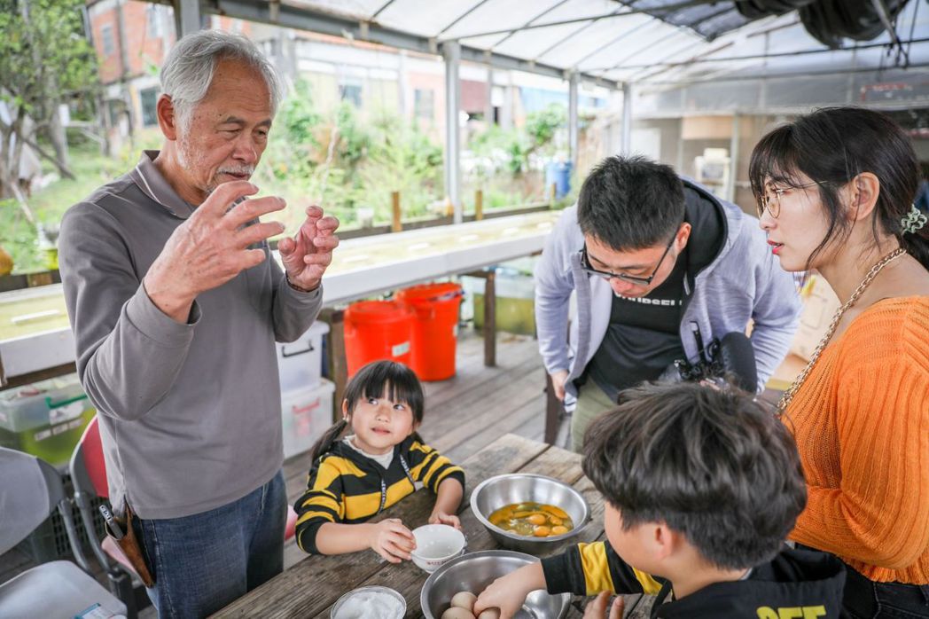 李鎮榮理事長(左)推廣農村廚房與民眾的互動。 圖／新北市農業局提供