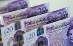 英國全面改用塑膠鈔票，110億英鎊的舊版紙鈔將在月底作廢。彭博資訊