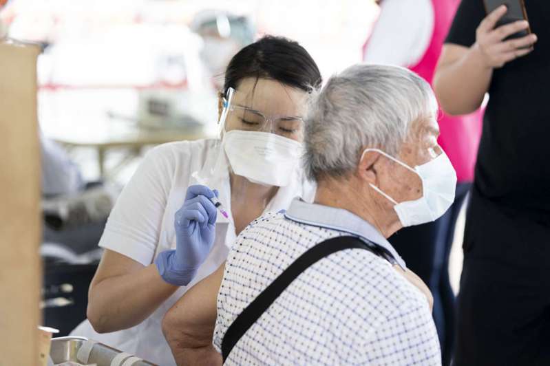 新竹市政府今天指出，莫德納次世代雙價疫苗7975劑將於明天（24日）到貨，作為追加劑（第3劑、第4劑、第5劑）使用，今天起開放預約。圖／新竹市政府提供