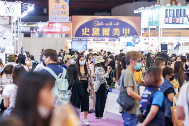 第32屆udn國際美容展正式開展，首日就吸引大批人潮進場。記者吳致碩／攝影