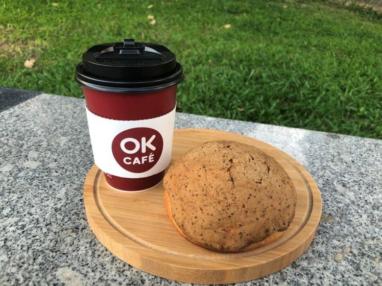 即日起至10月11日購買OKmart「岩島成－咖啡墨西哥麵包」搭配中杯莊園級拿鐵...