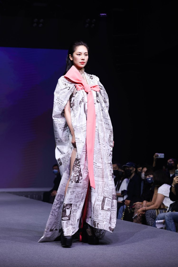 台灣設計師品牌UUIN以特殊印刷布料與超大蝴蝶結，展現了時裝的造型趣味。記者 /...