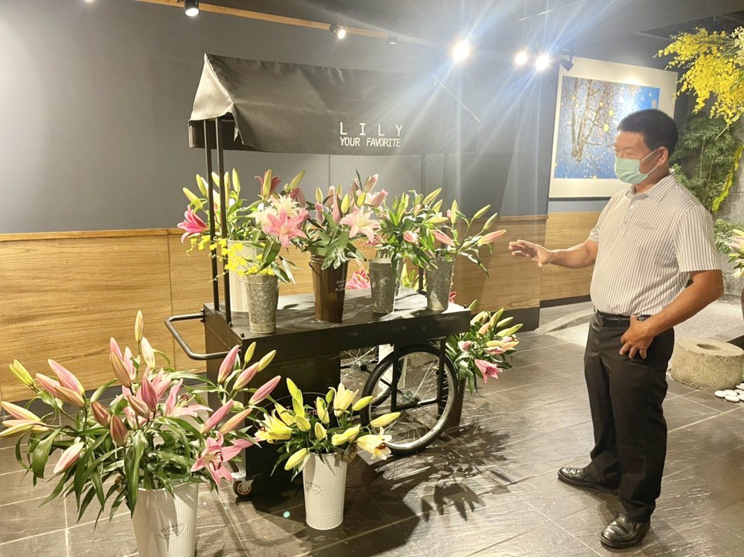 「百合花綻 茶探香」在台中春水堂12家分店同步展出。記者宋健生/攝影