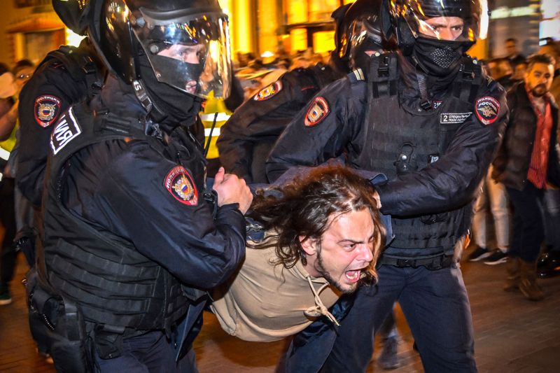 莫斯科與聖彼得堡等城21日晚間爆發反戰示威，估計數千人上街頭、近1200人被捕。觀察組織稱當局將這些人直接抓去充軍，拒絕者最高可處15年刑期。法新社
