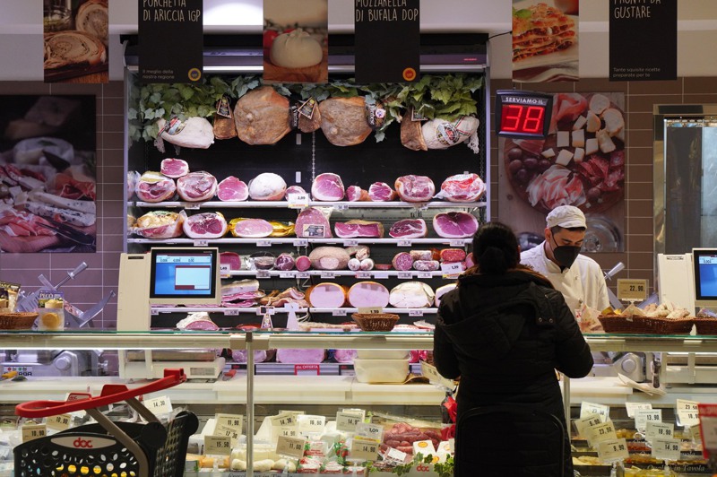 義大利人民關心生活成本上漲，已超過移民、犯罪和公共服務等其他議題。圖為義大利羅馬一名消費者在超市買肉。新華社