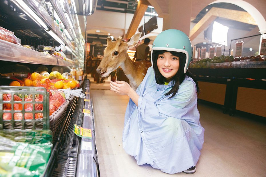 徐佳瑩新歌「給」MV中在超市遇到梅花鹿。圖／亞神音樂提供