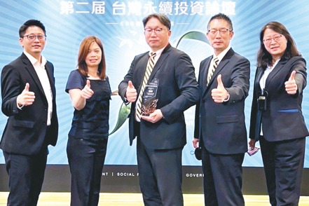 元大投信董事長劉宗聖（左三）與團隊。元大投信／提供