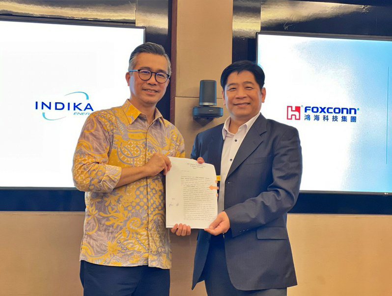 鴻海23日宣布與印尼Indika能源公司子公司PT Mitra Motor Group（MMG）成立合資公司。圖為鴻海電池戰略負責人吳易座（右）與Indika Energy投資長Purbaja Pantja。鴻海／提供