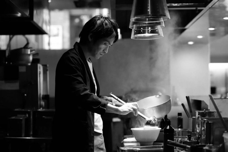 全球第一間獲米其林一星評價的日本拉麵店「Japanese Soba Noodles蔦」，其創辦人大西祐貴傳出驟逝，享年43歲。圖／取自Twitter@tsutainfo