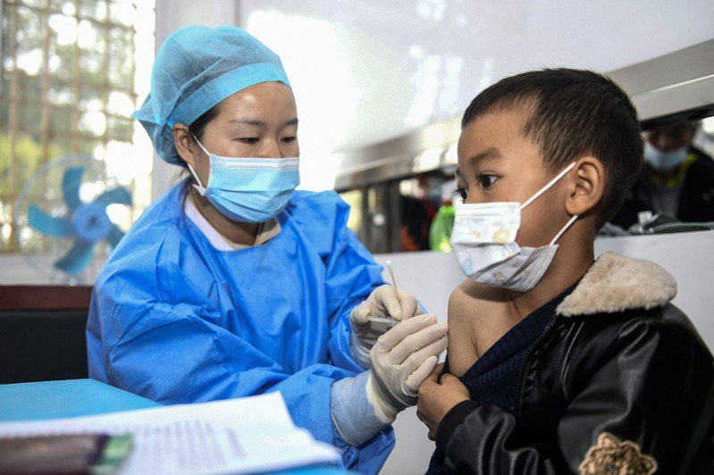 中國小男孩接種新冠肺炎疫苗。 示意圖／法新社