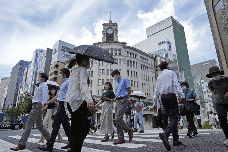 日本境內各地第7波新冠疫情持續趨緩，包括東京和大阪等地今天新增確診病例明顯較上週六減少，日本全境單日新增病例也降到4萬例以下。 美聯社