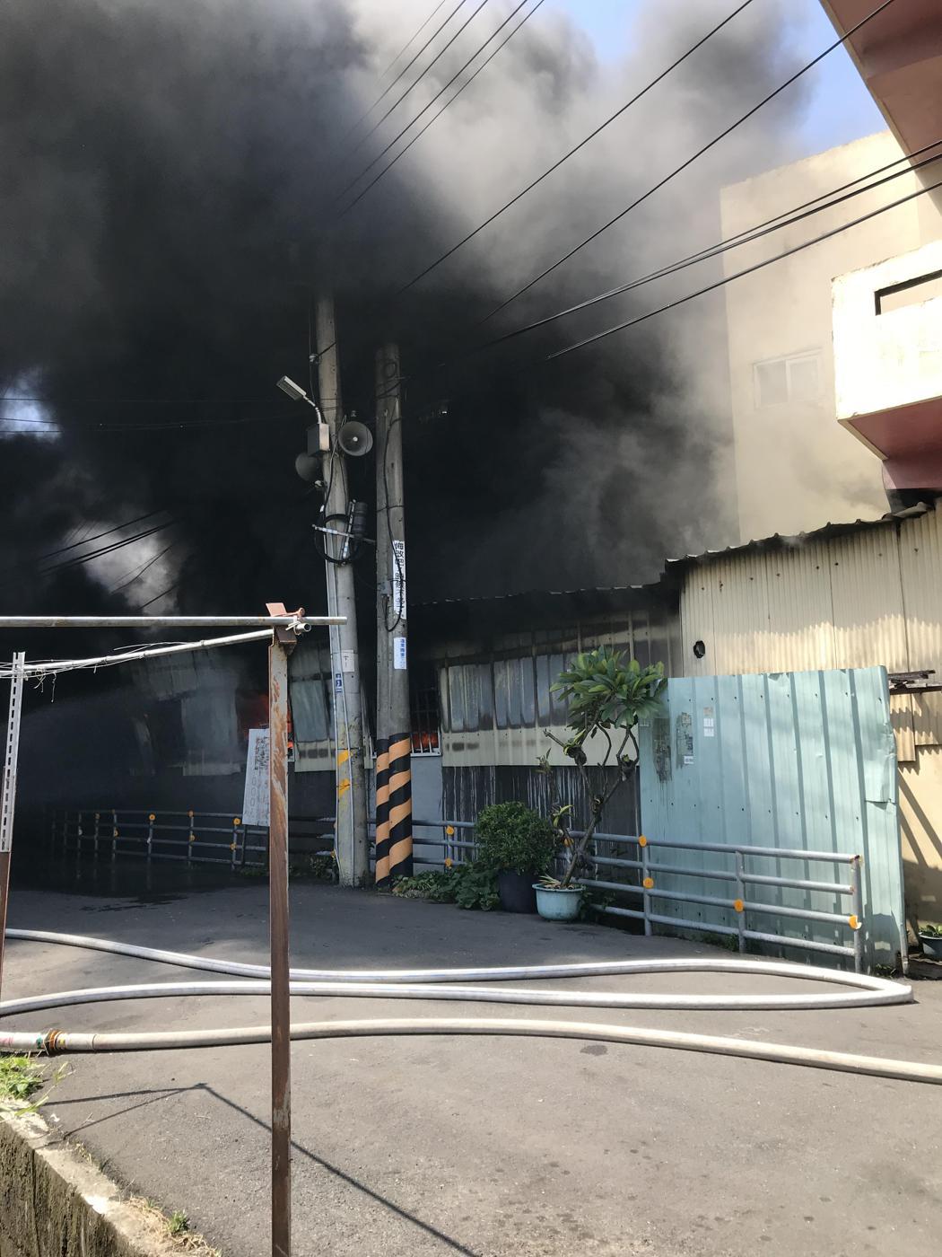 今早11時許，台中市神岡區神岡路上一間工廠不明原因起火，由於火勢猛烈，黑煙直竄天...