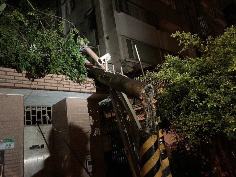 台北市中山北路七段一處巷弄內，一根電線桿因承受不住風大吹襲折斷，倒在民宅上方，所幸沒有人員受傷，當時沒有砸中民眾。記者林麗玉／翻攝