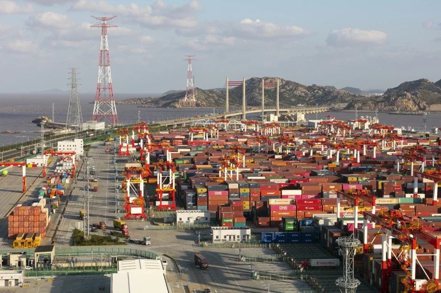 圖為上海洋山港貨櫃碼頭資料照。（新華社）