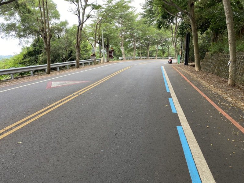 縣道139線大彰路道路劃設自行車藍色標線，指引單車族方向與補給站據點，友善自行車族。圖／彰化縣府提供