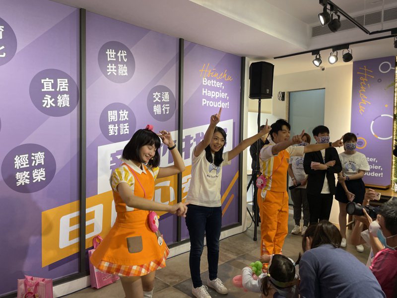 民眾黨新竹市長參選人高虹安打造形象館之一「未來館」今天開幕並首辦親子活動，高化身「安安姊姊」帶動跳。記者張裕珍／攝影