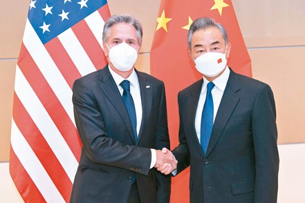 美國國務卿布林肯（左）與中國外長王毅在聯大會晤，談到台海和平穩定。（新華社）