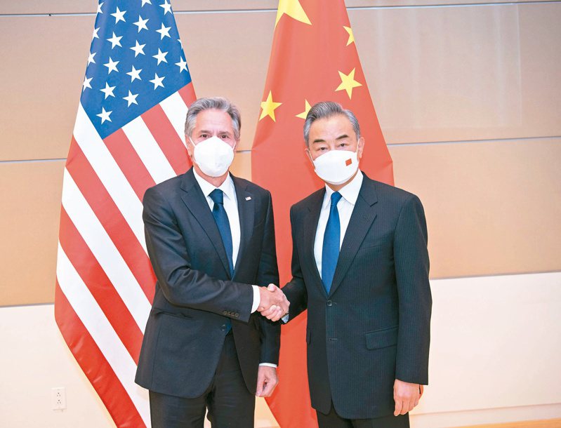 美國國務卿布林肯（左）廿三日在紐約會晤中國大陸國務委員兼外交部長王毅（右），兩人在聯合國大會場邊會談聚焦台海議題。（新華社）