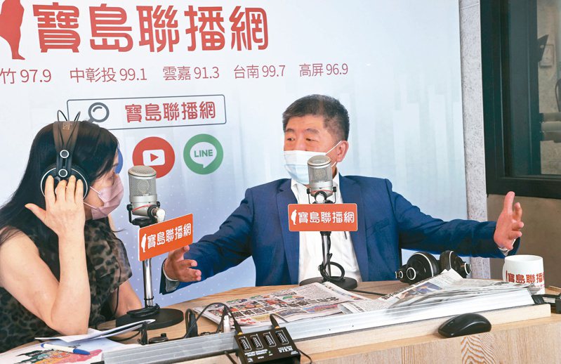 民進黨台北市長參選人陳時中（右）七月辭去衛福部長的首次「競選」行程，就是接受周玉蔻主持的廣播專訪。本報資料照片