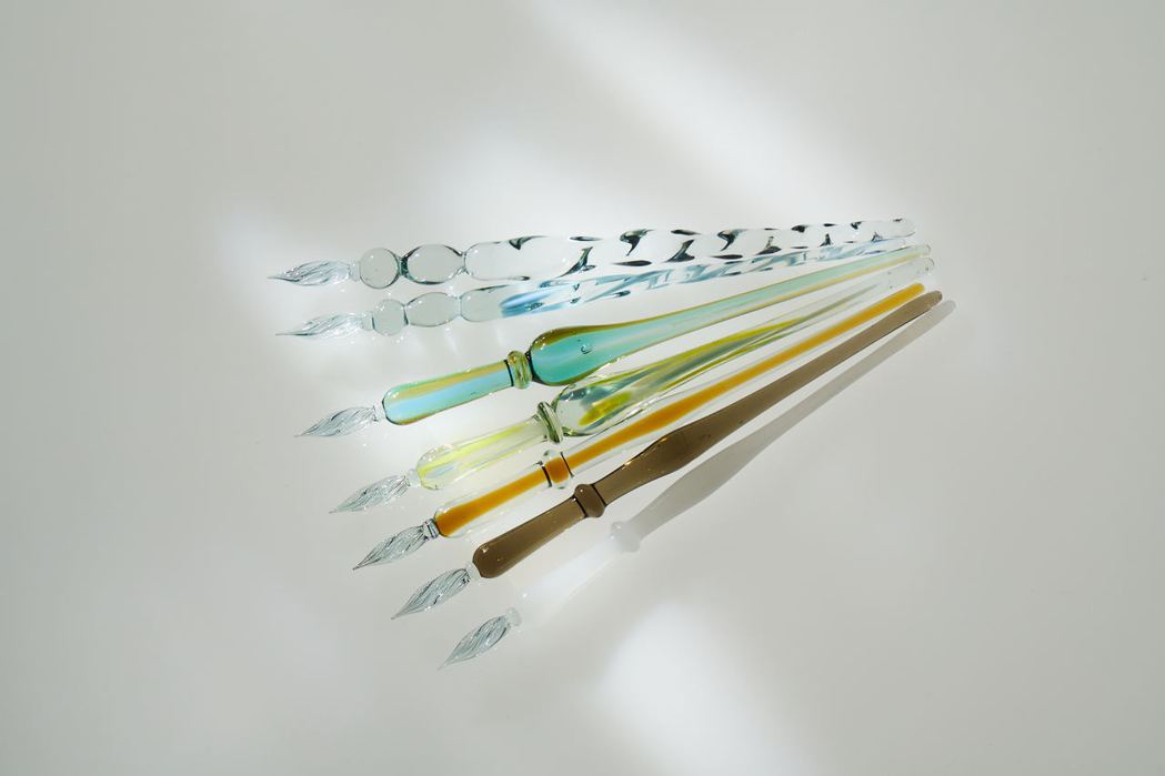 新竹內灣匠人純手工燒製的玻璃筆。圖／誠品提供
