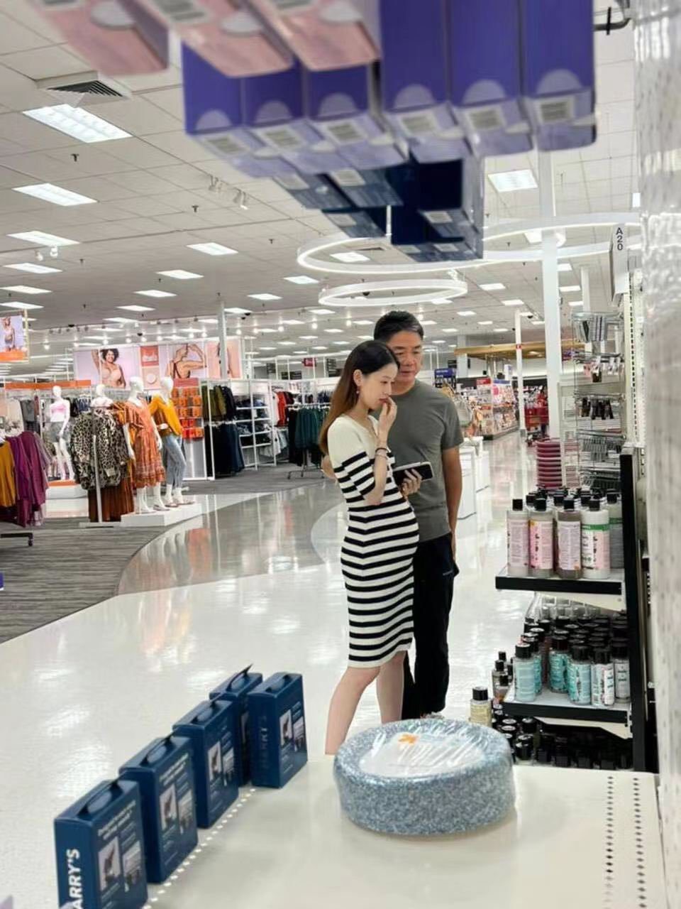「奶茶妹」章澤天與老公劉強東被目擊在美國逛賣場。 圖／擷自推特