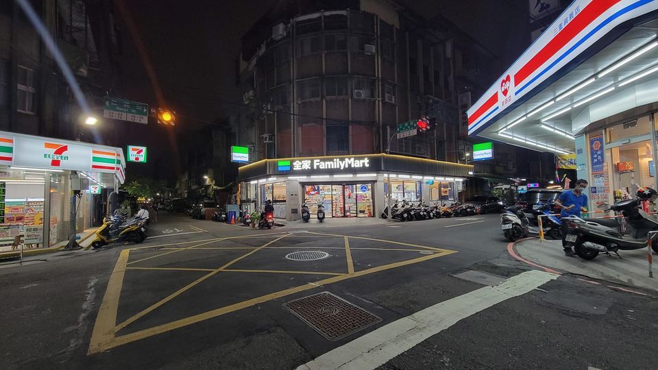 網友拍下自家巷口的便利商店，由左至右分別為。圖擷自路上觀察學院
