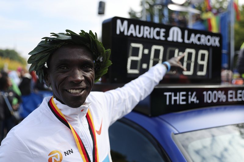 肯亞男子長跑好手基普柯吉於今天在柏林馬，再度改寫自己的世界紀錄。