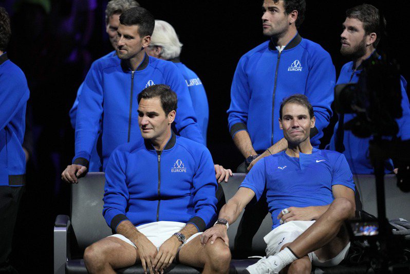 納達爾（Rafael Nadal）（下排右）打完費德勒（Roger Federer）（下排左）生涯最後一場賽事後，急忙趕回西班牙陪伴待產的妻子。 美聯社