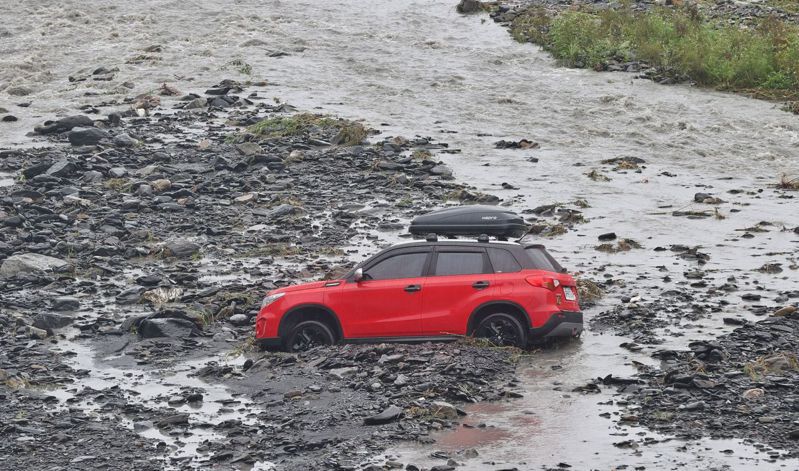 宜蘭超大豪雨造成溪水暴漲，清水地熱附近兩處溪床共有27輛車、共66人受困，露營客全身濕冷在溪床等待救援。記者陳正興／攝影