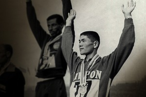 日本選手圓谷幸吉（右）在1964年東京奧運為地主國贏得唯一的田徑獎牌。路透