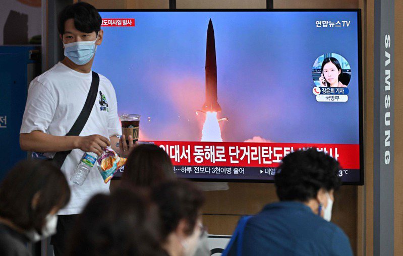 南韓軍方表示，北韓25日清晨朝東海發射一枚短程彈道飛彈。圖為首爾火車站的電視正在播出北韓試射飛彈的消息。法新社