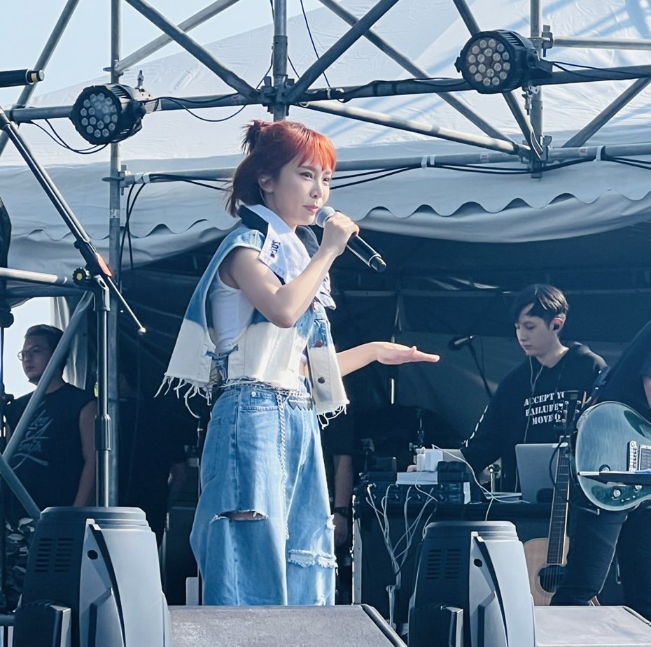 溫妮25日首度唱進台南漁光島的「春浪音樂節」。記者許晉榮／攝影