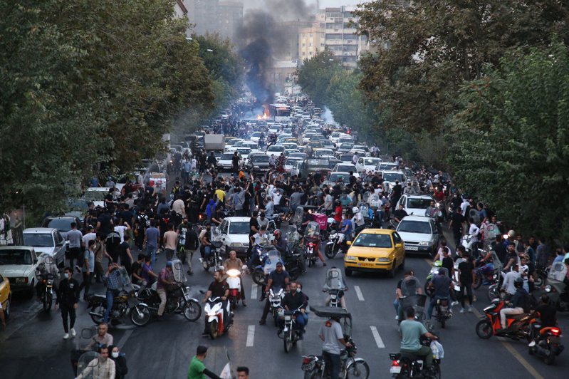 伊朗去年至少有582人遭处决，这是自2015年以来最高的数字，远高于2021年的333人。图为艾米尼于警方拘留期间死亡几天后，伊朗示威者走上首都德黑兰街头抗议。法新社(photo:UDN)