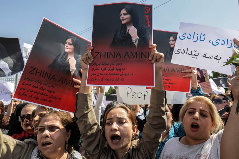 22歲庫德族女孩艾米妮本月中在德黑蘭遭伊朗道德警察拘捕期間離奇喪生，伊拉克庫德族人24日在伊拉克艾比爾市聯合國辦公室前，高舉艾米妮相片示威。法新社