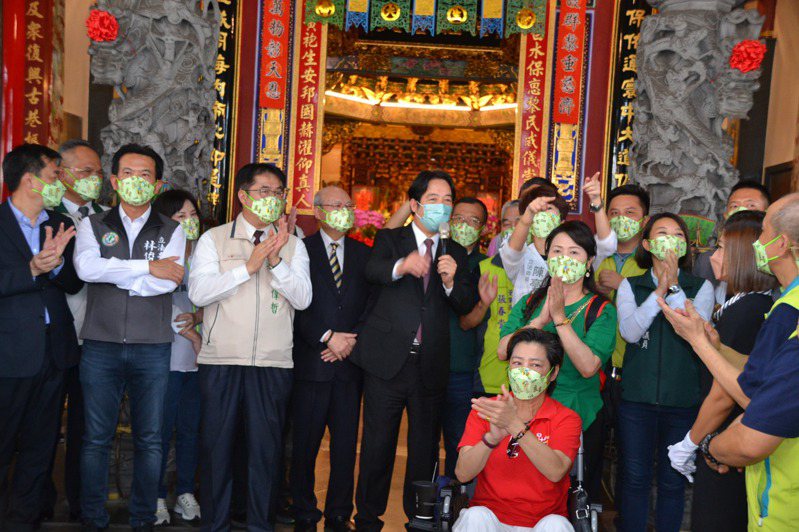 副總統賴清德今天到台南市中西良皇宮揭匾，也祝福同黨參選人高票當選。記者鄭惠仁／攝影