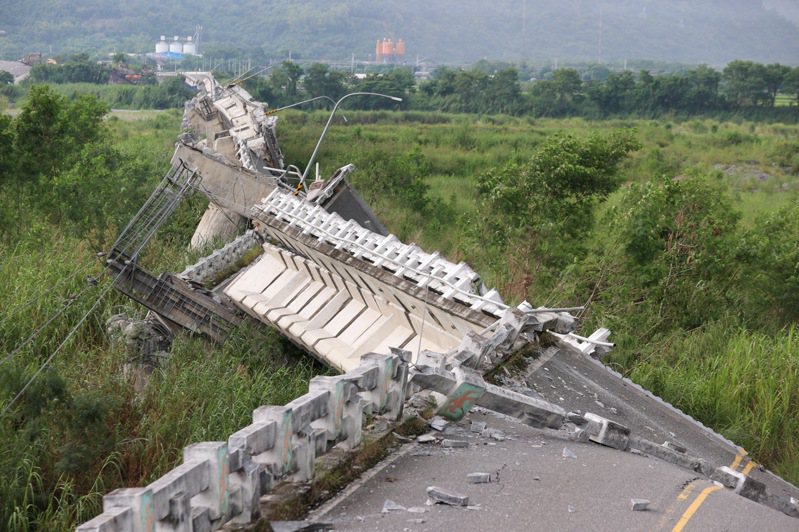 918地震造成花蓮高寮大橋崩塌，橋面斷成好幾截。（圖／本報資料照片）