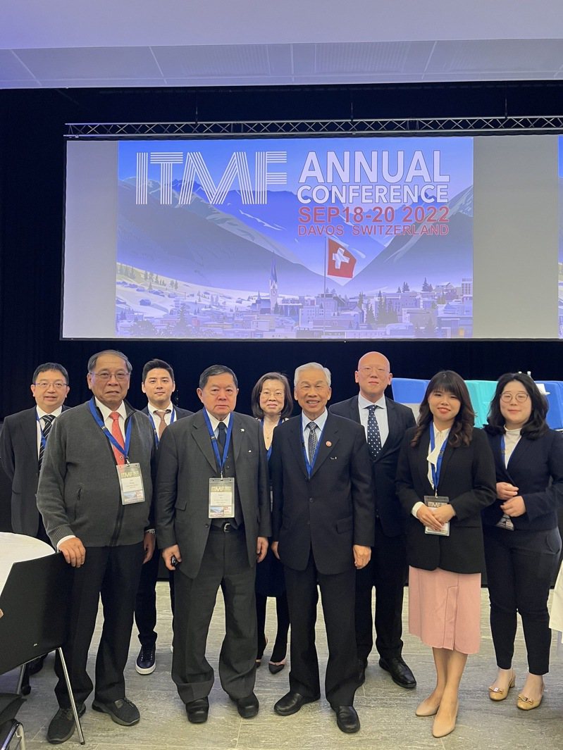 遠東新董事長徐旭東（左四）與紡拓會代表團於瑞士參加二○二二ITMF年會。圖／遠東新提供