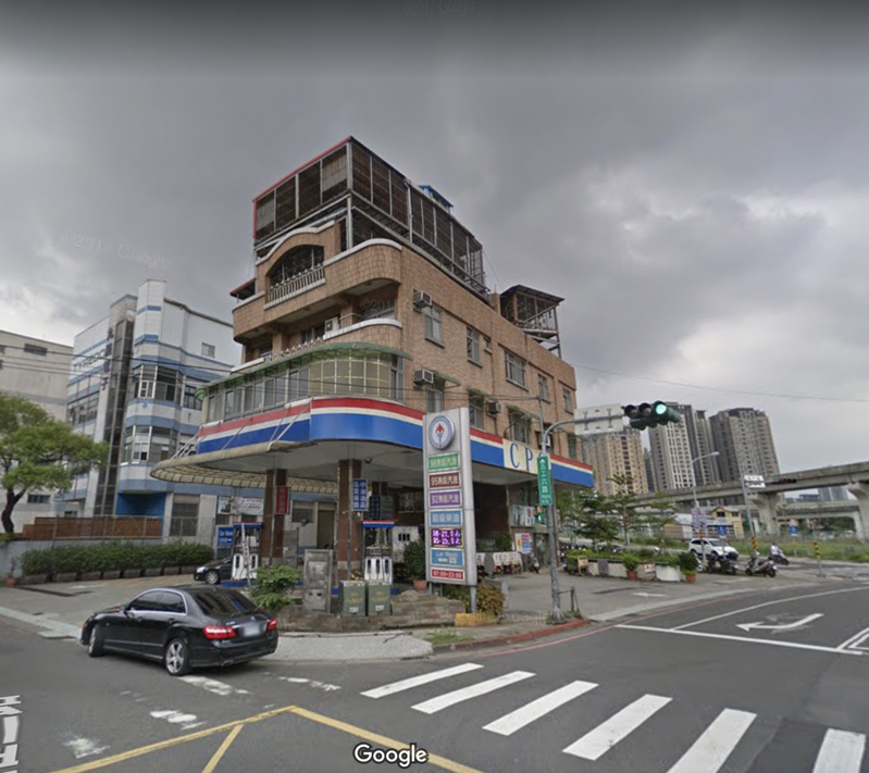 新北市新莊區一處奇特住宅蓋在加油站上方，住屋上方還違建蓋了3層鴿舍遭到檢舉；圖為2017年街景畫面。 圖擷取自Google map