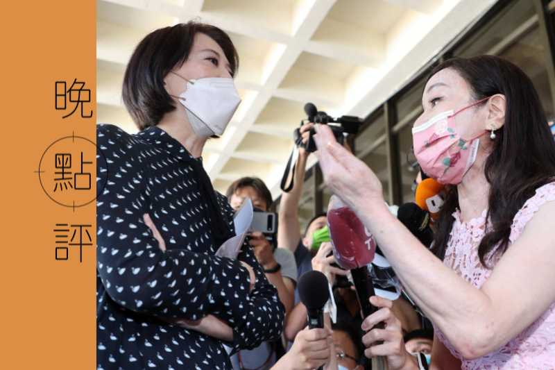 周玉蔻（右）與台北市議員王鴻薇（左）爆發激烈口角互罵，兩人互罵「不要臉」、「蟑螂」、「老鼠」。記者胡經周／攝影
