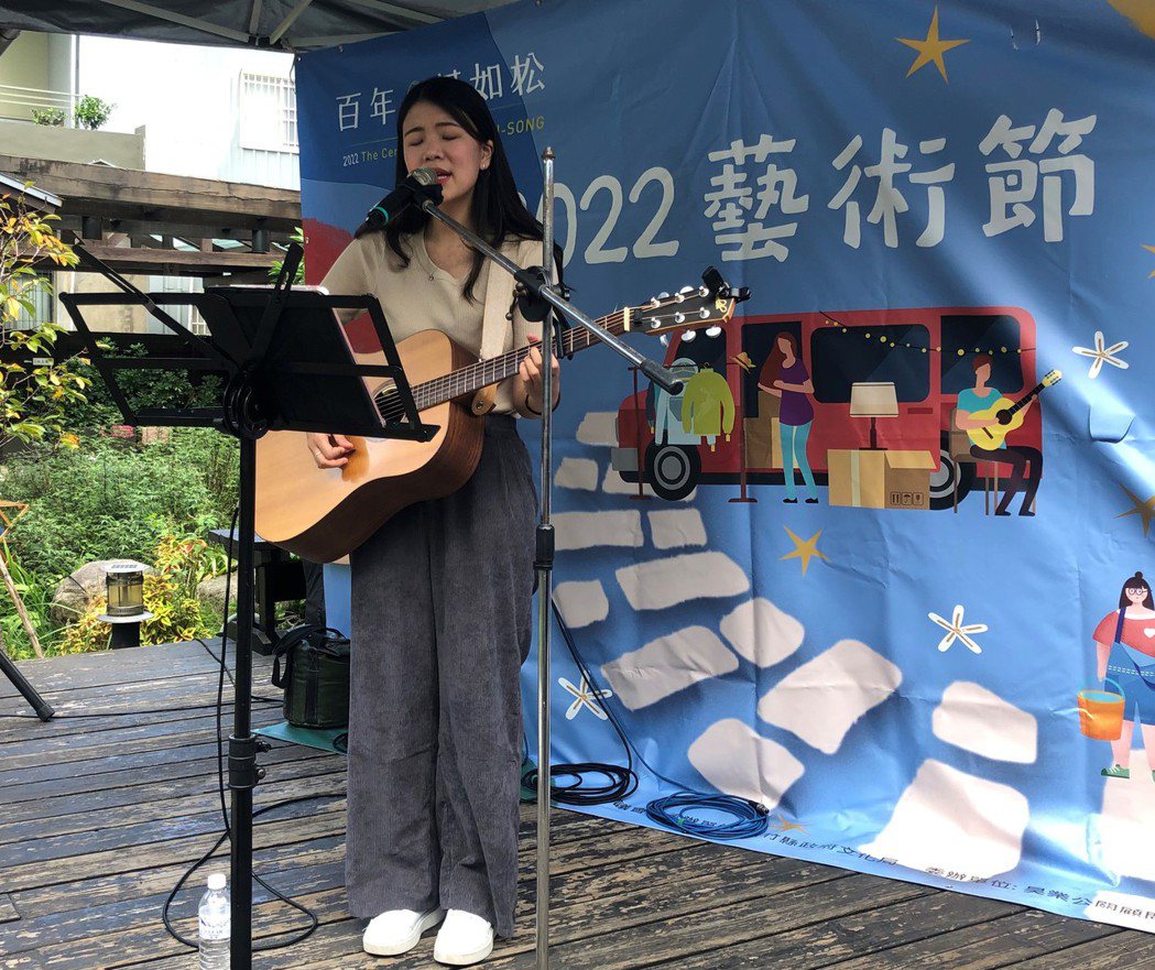 宜亭的唱歌吉他表演。